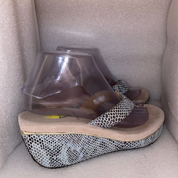 Volatile thong style sandal - Picture 6 of 11